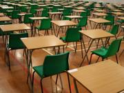 Dyma lun o fyfyrwyr yn sefyll arholiadau.