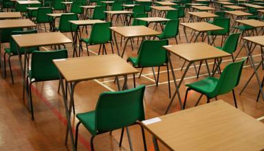 Dyma lun o fyfyrwyr yn sefyll arholiadau.