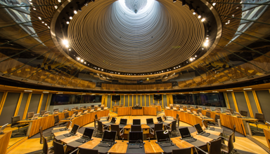 Siambr gwag yn y Senedd