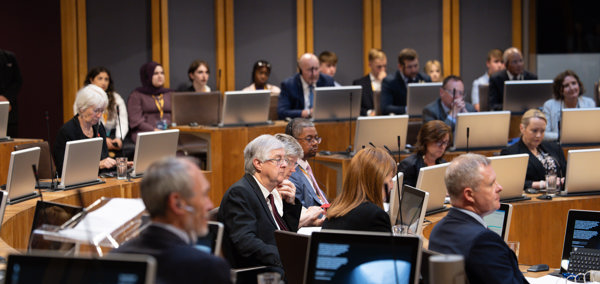 Prif Weinidog Cymru, Mark Drakeford AS, yn ystod cyfarfod ar y cyd a Senedd Ieuenctid Cymru