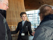 Tywysydd yn tywys pobl ar daith o amgylch y Senedd