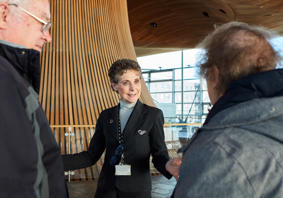 Tywysydd yn tywys pobl ar daith o amgylch y Senedd