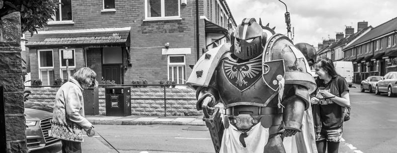 Un o selogion Comic-Con, cornel stryd ym Mhenarth. Llun gan Nick Treharne.