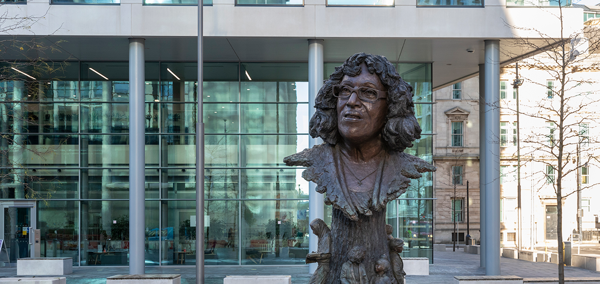 Gerflun Betty Campbell yng Nghaerdydd