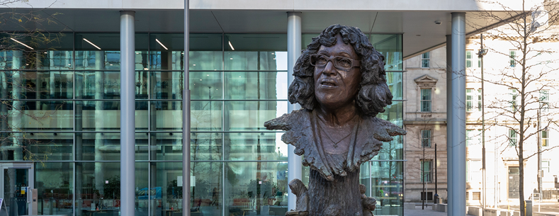 Gerflun Betty Campbell yng Nghaerdydd