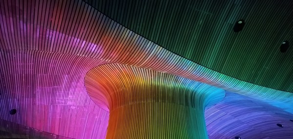 Nenfwd adeilad y Senedd wedi’i oleuo yn lliwiau’r enfys.