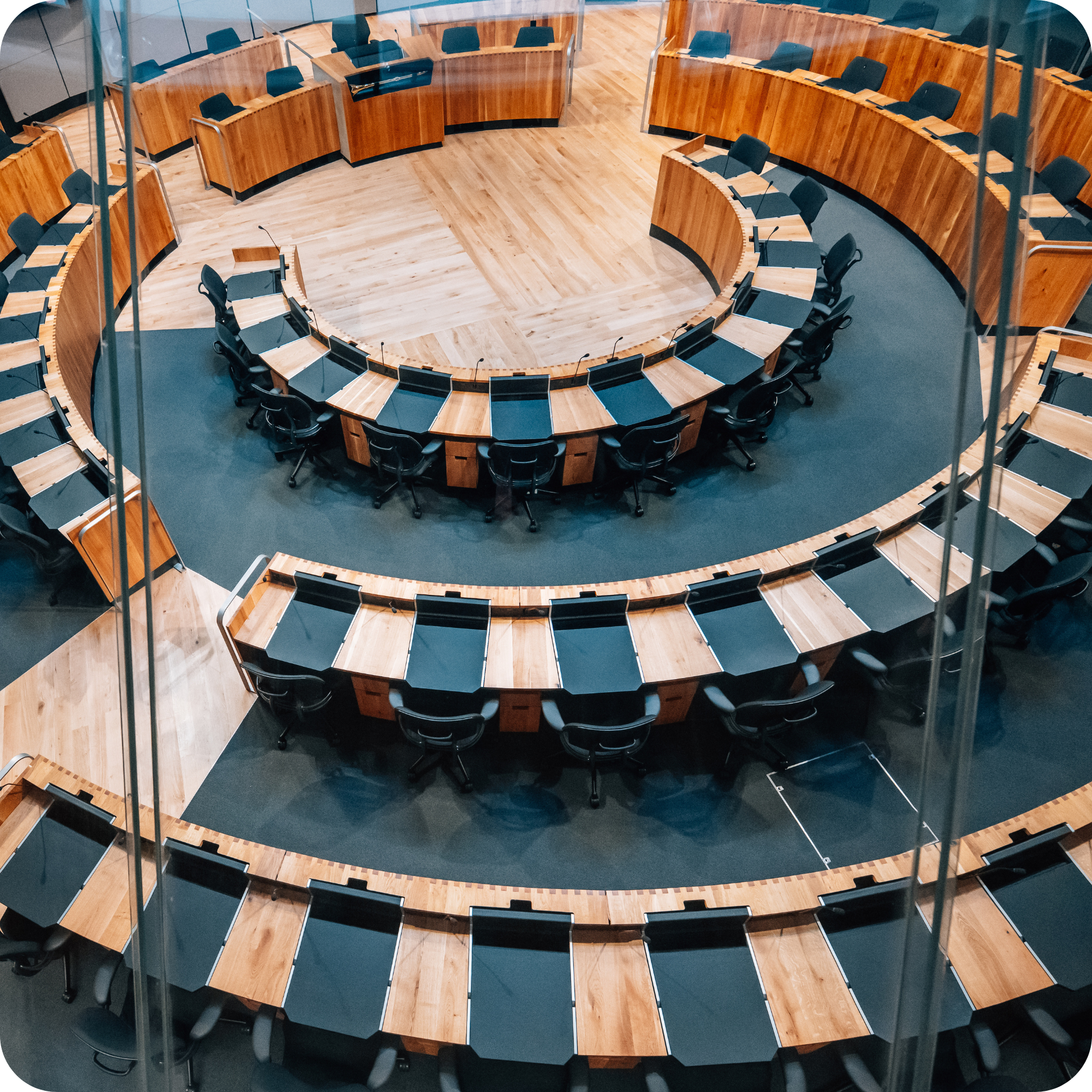 Llun o Siambr y Senedd oddi uchod