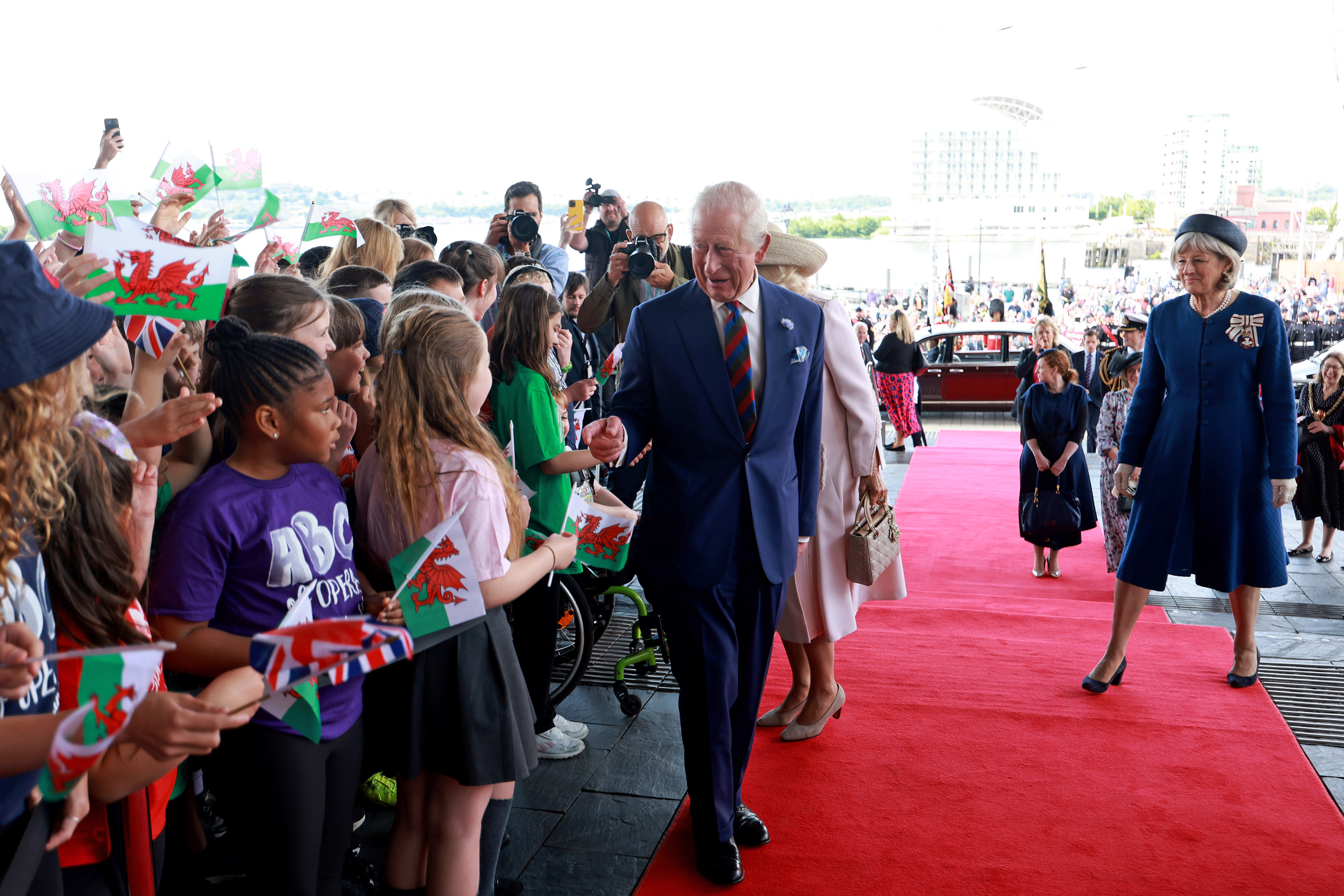 Y Brenin yn ymweld a'r Senedd i nodi 25 mlynedd o ddatganoli