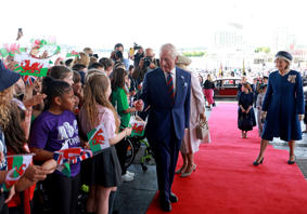 Y Brenin yn ymweld a'r Senedd i nodi 25 mlynedd o ddatganoli