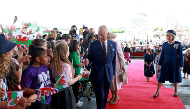 Y Brenin yn ymweld a'r Senedd i nodi 25 mlynedd o ddatganoli