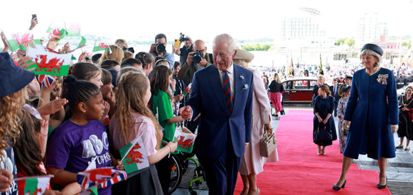 Y Brenin yn ymweld a'r Senedd i nodi 25 mlynedd o ddatganoli