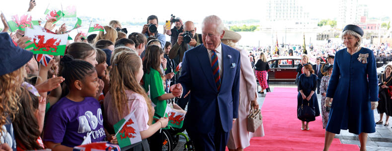 Y Brenin yn ymweld a'r Senedd i nodi 25 mlynedd o ddatganoli