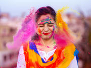 Mae prif ddelwedd yr erthygl yn dangos person hapus yn dathlu gŵyl Holi yn India gyda phowdrau lliw.