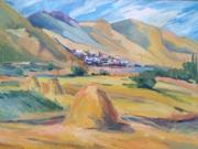 Paentiad o dirwedd wledig gyda theisi gwair euraidd yn y blaendir, caeau gwyrdd, a choed gwasgaredig.