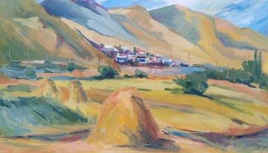 Paentiad o dirwedd wledig gyda theisi gwair euraidd yn y blaendir, caeau gwyrdd, a choed gwasgaredig.