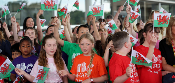 Cor ABC yn croesawu'r Brenin a'r Frenhines i'r Senedd  i nodi 25 mlynedd o ddatganoli