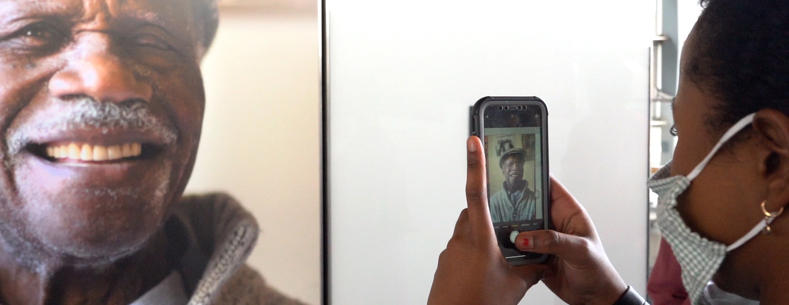 Llun o arddangosfa Windrush yn y Senedd