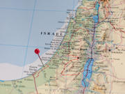 Mae prif ddelwedd yr erthygl yn dangos map lliw o Israel a Gaza.