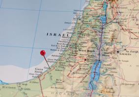 Mae prif ddelwedd yr erthygl yn dangos map lliw o Israel a Gaza.