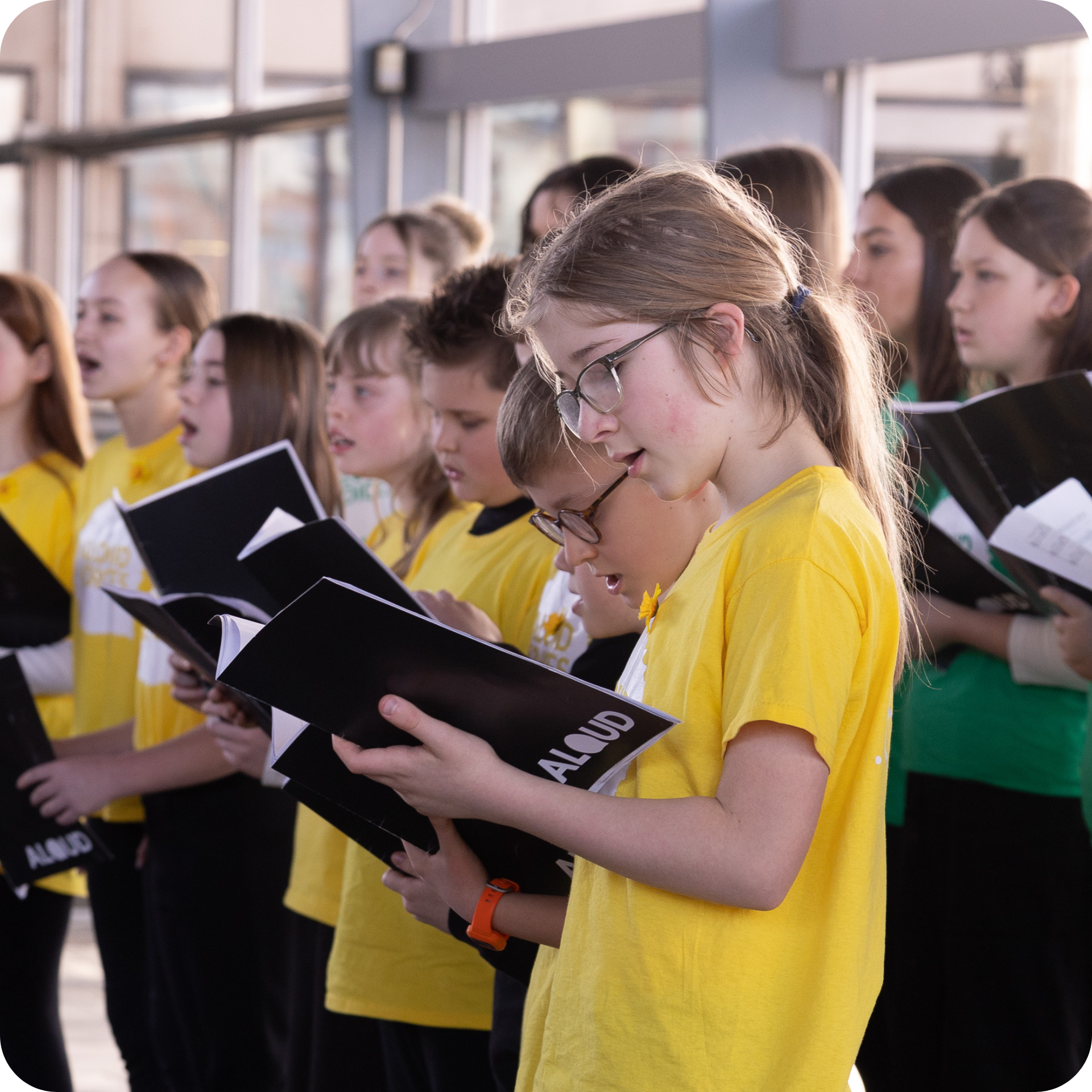 Côr ysgol gynradd yn perfformio mewn digwyddiad i ddathlu Dydd Gŵyl Dewi yn y Senedd