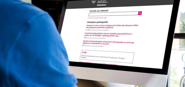 Rhestr o deisebau ar cyfrifiadur bwrdd gwaith