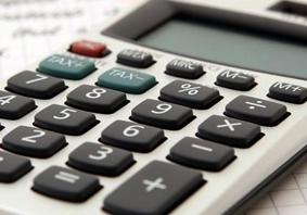 Cyfrifiannell a phen ar ddarn o bapur