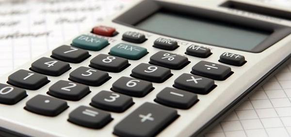 Cyfrifiannell a phen ar ddarn o bapur