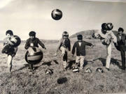 Plant yn dod at ei gilydd yng Ngwersyll Tonfanau drwy iaith ryngwladol pêl-droed.