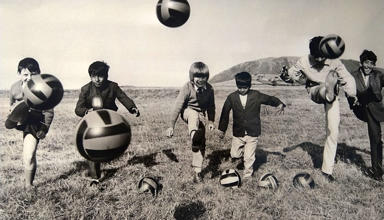 Plant yn dod at ei gilydd yng Ngwersyll Tonfanau drwy iaith ryngwladol pêl-droed.