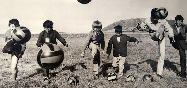 Plant yn dod at ei gilydd yng Ngwersyll Tonfanau drwy iaith ryngwladol pêl-droed.