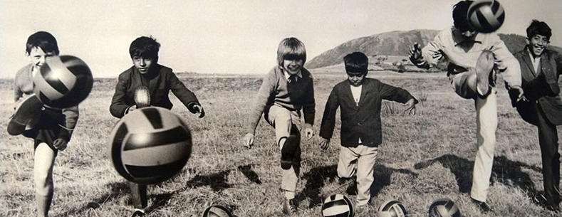 Plant yn dod at ei gilydd yng Ngwersyll Tonfanau drwy iaith ryngwladol pêl-droed.