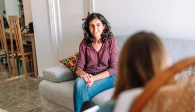 Gweithiwr cymorth yn siarad â rhywun gartref