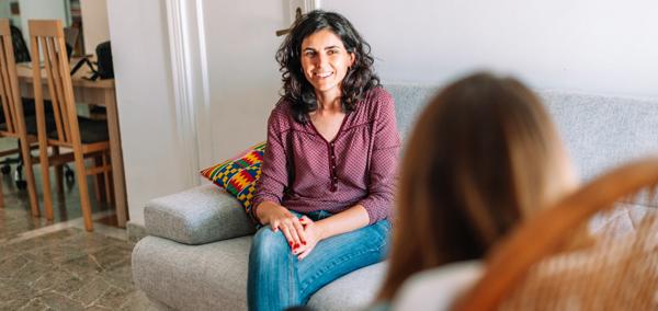 Gweithiwr cymorth yn siarad â rhywun gartref