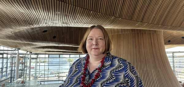 Llun o Lisa Turnbull yn y Senedd