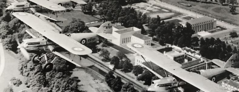 Hawker Hectors o Sgwadron 614 dros Barc Cathays yng Nghaerdydd ym mis Mai 1939. Mae Coleg Brenhinol Cerdd a Drama Cymru, y Deml Heddwch ac un o’r adeiladau sydd bellach yn gartref i Lywodraeth Cymru i’w gweld isod.