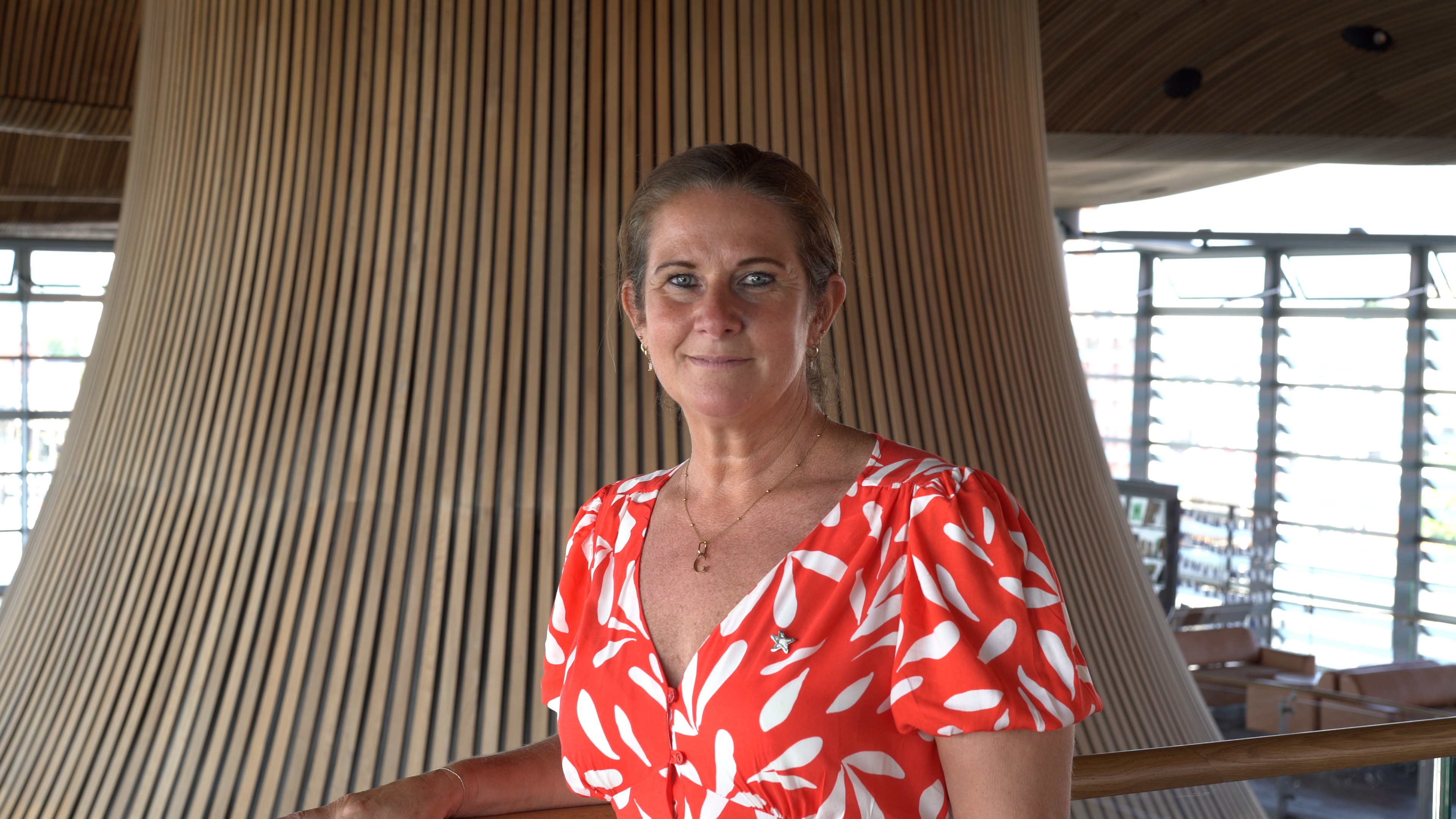 Rhian Mannings, deisebydd, o flaen twndis y Senedd