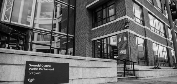 Adeilad swyddfa Tŷ Hywel ym Mae Caerdydd