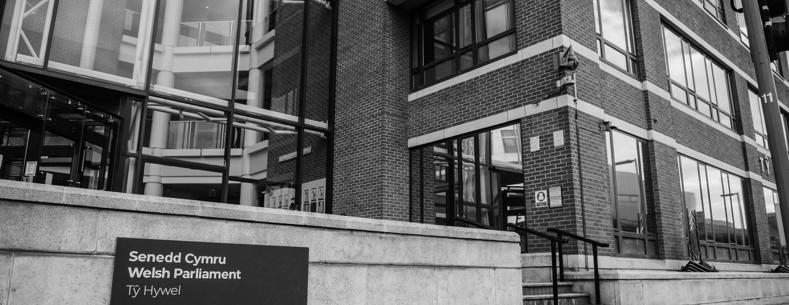 Adeilad swyddfa Tŷ Hywel ym Mae Caerdydd