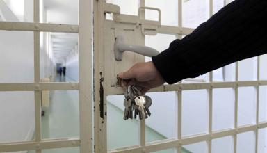 Giât carchar yn cael ei chloi