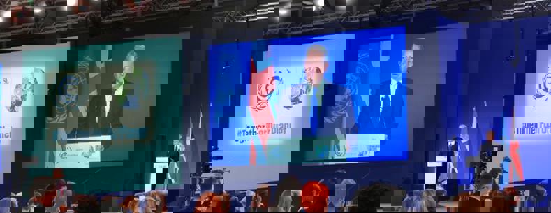 Al Gore yn siarad yn COP26