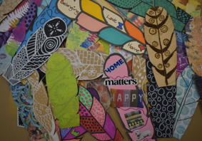 Casgliad o blu aelodau wedi'u cynllunio gyda symbolau addurniadol a negeseuon ystyrlon a delweddau o obaith.