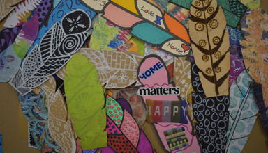 Casgliad o blu aelodau wedi'u cynllunio gyda symbolau addurniadol a negeseuon ystyrlon a delweddau o obaith.