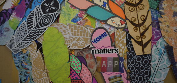 Casgliad o blu aelodau wedi'u cynllunio gyda symbolau addurniadol a negeseuon ystyrlon a delweddau o obaith.