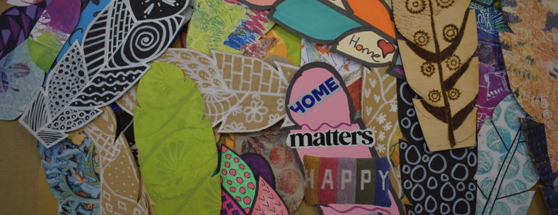 Casgliad o blu aelodau wedi'u cynllunio gyda symbolau addurniadol a negeseuon ystyrlon a delweddau o obaith.