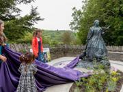 Cafodd y cerflun o Granogwen, a grëwyd gan y Cerflunydd Sebastien Boyesen, ei ddadorchuddio yn Llangrannog gan blant y pentref ar 10 Mehefin 2024.