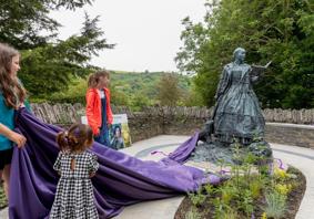 Cafodd y cerflun o Granogwen, a grëwyd gan y Cerflunydd Sebastien Boyesen, ei ddadorchuddio yn Llangrannog gan blant y pentref ar 10 Mehefin 2024.