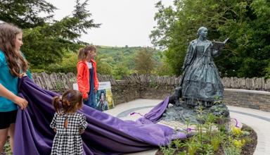 Cafodd y cerflun o Granogwen, a grëwyd gan y Cerflunydd Sebastien Boyesen, ei ddadorchuddio yn Llangrannog gan blant y pentref ar 10 Mehefin 2024.
