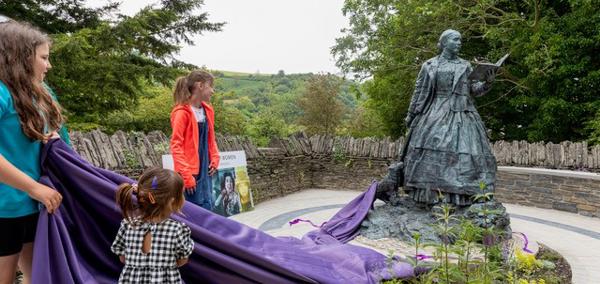 Cafodd y cerflun o Granogwen, a grëwyd gan y Cerflunydd Sebastien Boyesen, ei ddadorchuddio yn Llangrannog gan blant y pentref ar 10 Mehefin 2024.