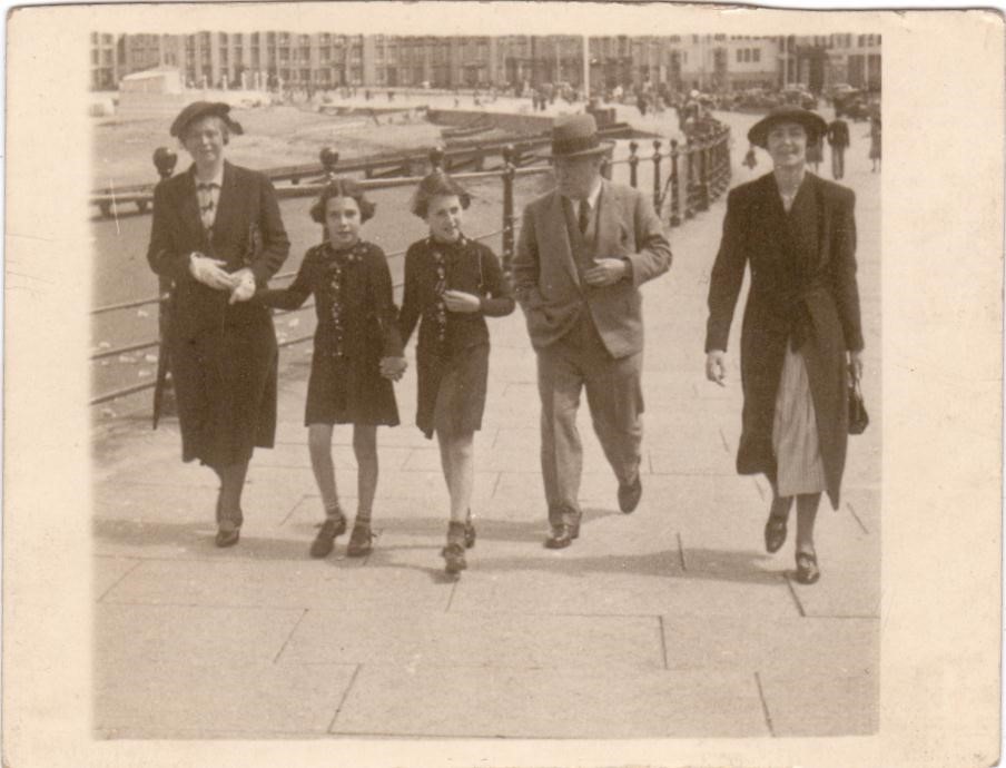 Evelyn a Marion Porak, dwy ferch sy’n ffoaduriaid, ar Bromenâd Aberystwyth, 1939