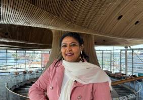 Llun o Sarra Ibrahim yn y Senedd